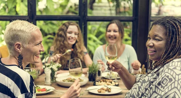 Vrouwen met diner — Stockfoto