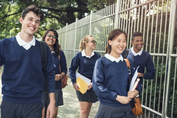 Diverse studenten in Universiteit uniform — Stockfoto