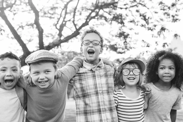 Décontracté habillé enfants avoir du plaisir — Photo