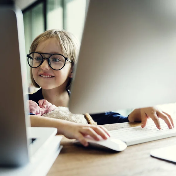 Little Girl play with computer — Stock Photo, Image