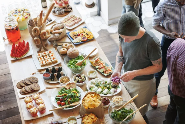 Multiethnische Menschen auf der Party — Stockfoto