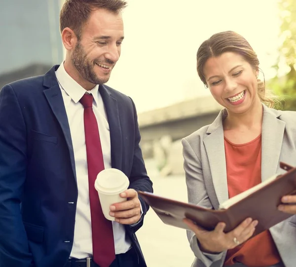 Gente de negocios Discutiendo ideas — Foto de Stock