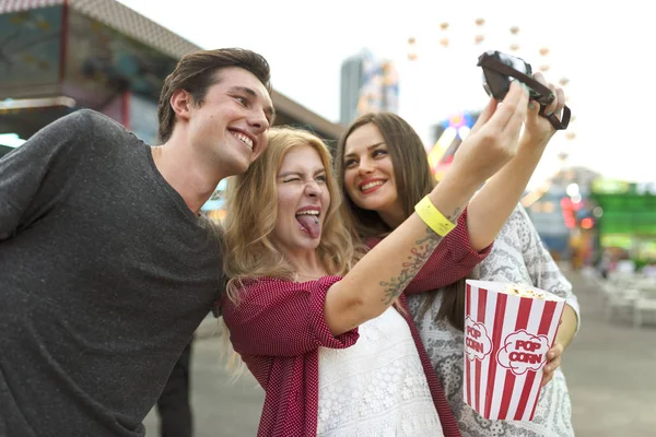 Přátelé dělat selfie v zábavním parku — Stock fotografie