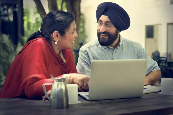 Casal indiano usando laptop — Fotografia de Stock