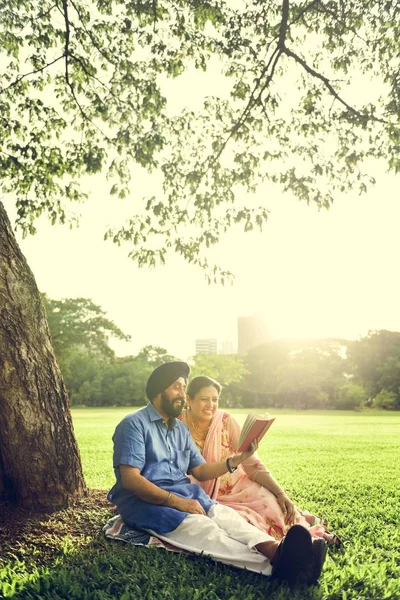 Schönes indisches Paar liest Buch — Stockfoto