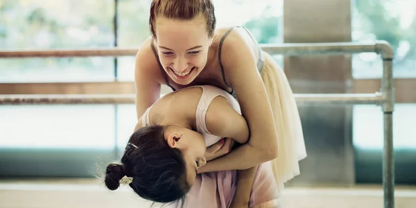 Тренировочные выступления двух балерин — стоковое фото