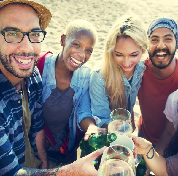 Personer som dricker på stranden — Stockfoto