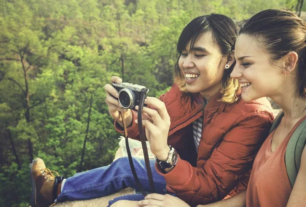 Jóvenes viajeros con cámara — Foto de Stock