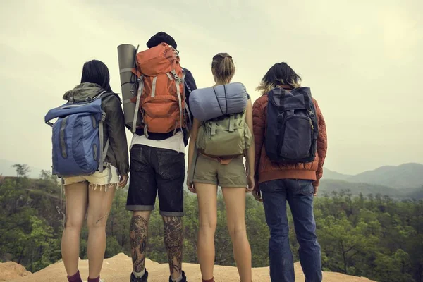 Grupa młodych turystow — Zdjęcie stockowe