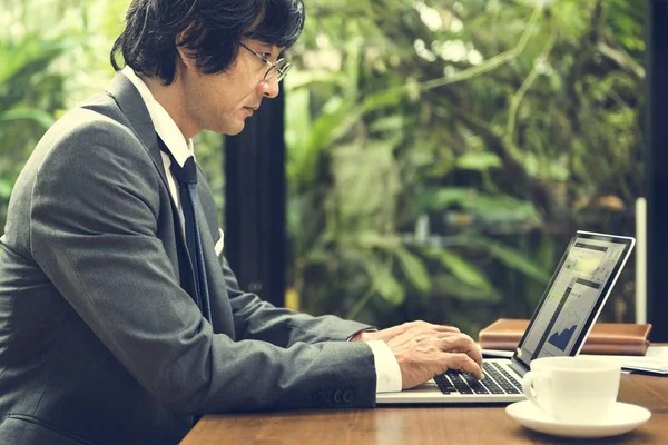 Homme d'affaires travaillant avec un ordinateur portable — Photo