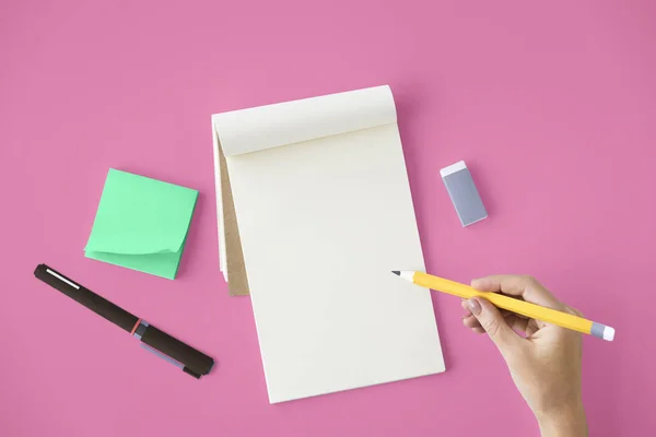 Vrouw die aantekeningen schrijft in dagboek — Stockfoto