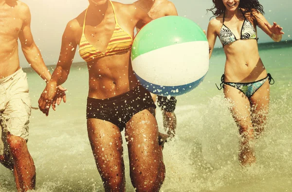 Pessoas jogando com bola na praia — Fotografia de Stock