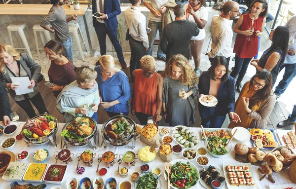 Diversiteit mensen eten van de receptie — Stockfoto