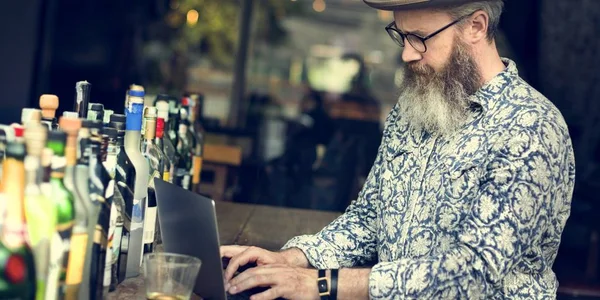 Bell'uomo che utilizza il computer portatile — Foto Stock