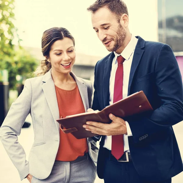 Persone d'affari Discutere idee — Foto Stock