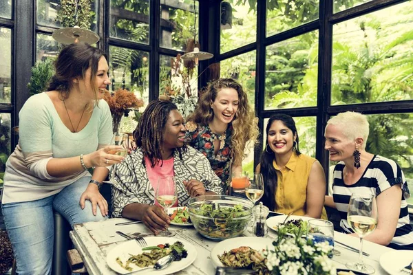 Donne che cenano — Foto Stock