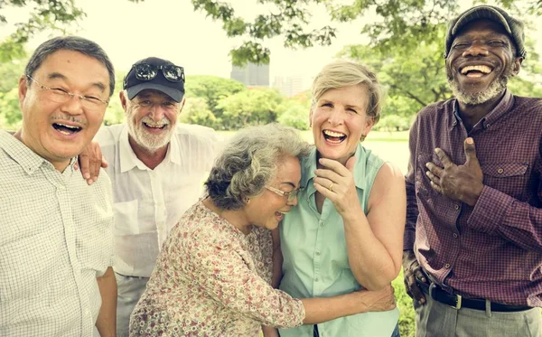 Diversos amigos mayores Ootdoors —  Fotos de Stock