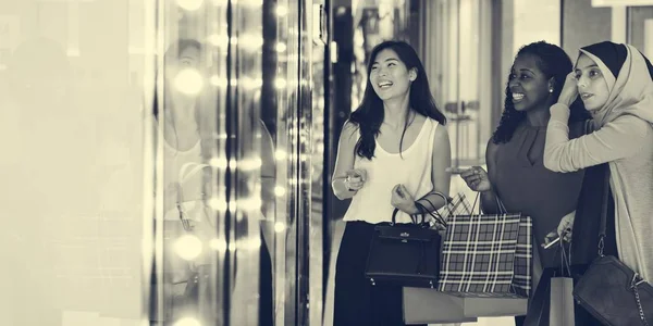 Mujeres adictas a las compras en el centro comercial — Foto de Stock