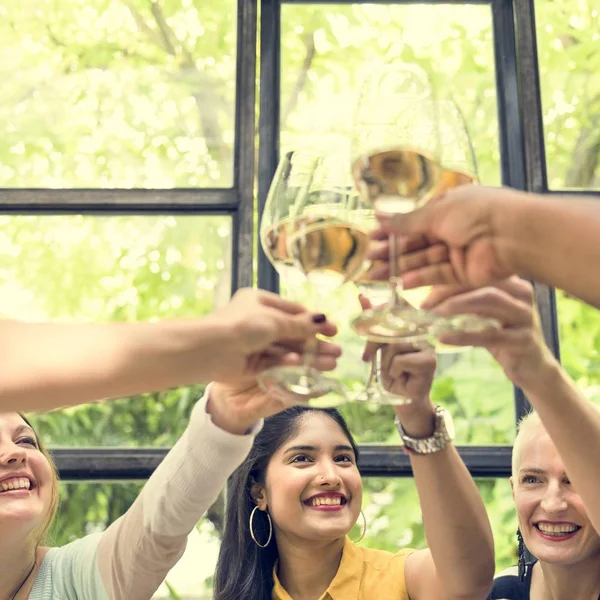 Mujeres cenando — Foto de Stock