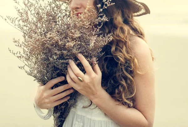 Mulher bonita com flores secas — Fotografia de Stock