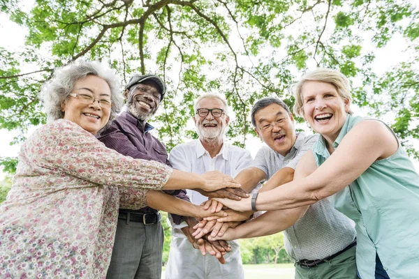 Teman-teman senior bersenang-senang di taman — Stok Foto