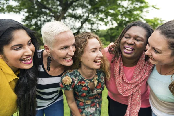 Friends spend time in the park — Stock Photo, Image