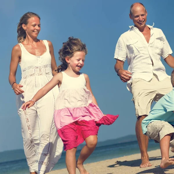 Familie hat Spaß am Strand — Stockfoto