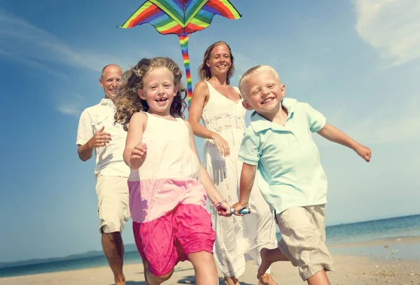 Щаслива сім'я з дітьми на пляжі — стокове фото