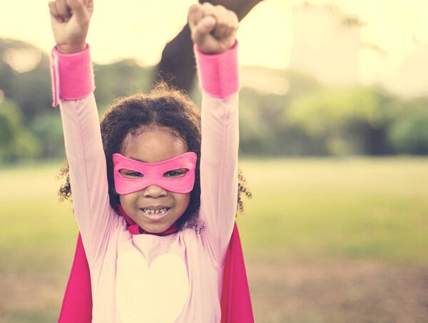 Очаровательная девушка улыбается
