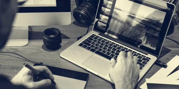 Fotograf arbeitet am Laptop — Stockfoto