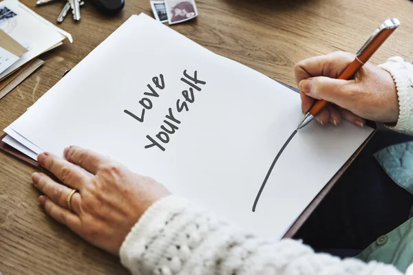 Person schreibt auf weißem Papier — Stockfoto