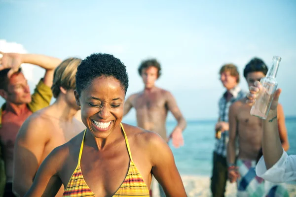 Människor njuta av beach party — Stockfoto