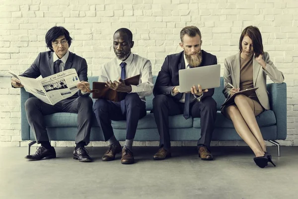 Affärsmän som väntar på möte — Stockfoto