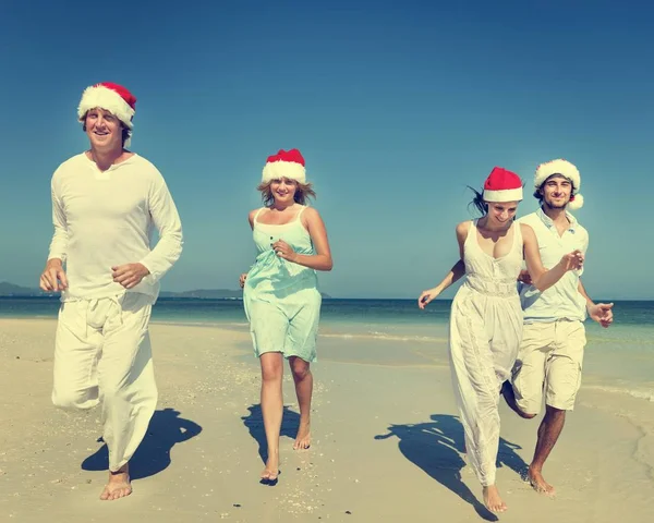 Casais correndo na praia — Fotografia de Stock