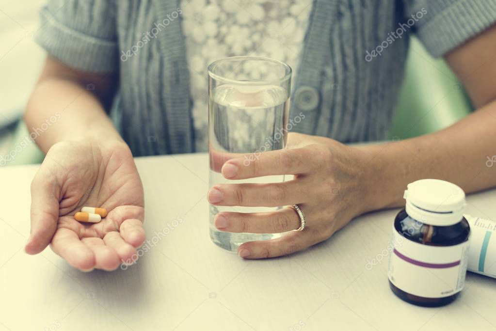 Пероральный путь введения лекарственных средств. Применение лекарственных. Принципы использования лекарственных препаратов. Дозаторы распрыскиватели для лекарство. Лечебное действие лекарственных средств.