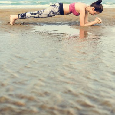 Yoga yapan bir kadın.