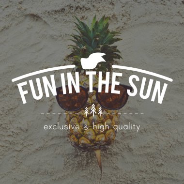 Kum üzerinde komik ananas
