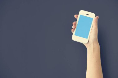 Akıllı telefon kullanan kadın