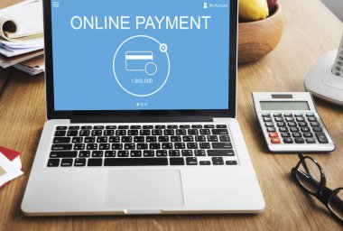 ekranda metin olan dizüstü bilgisayar