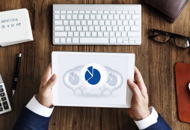 İşadamı tarama dijital tablet