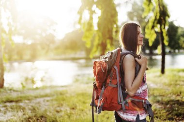 sırt çantası ile genç kız