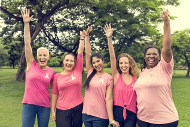 Kadınlar birbirlerine destek olurlar.