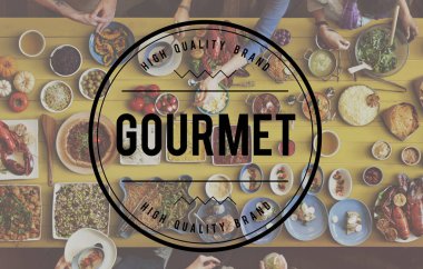 çeşitli gıda ile masada yemek arkadaşlar 