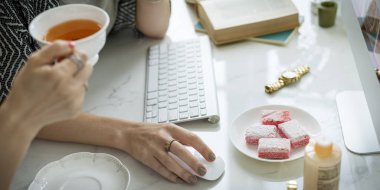 Bilgisayarda çalışan kadınlar 