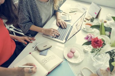 birlikte çalışan kadınlar