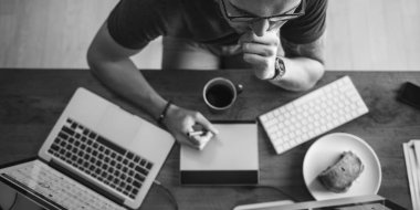 Bilgisayarda çalışan adam 