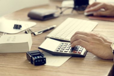 hesap makinesi iş kullanarak iş adamı