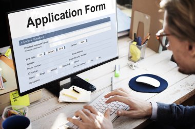 Bilgisayar kullanan bir iş adamı