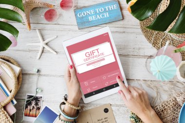 Dijital tablet tutan kadın