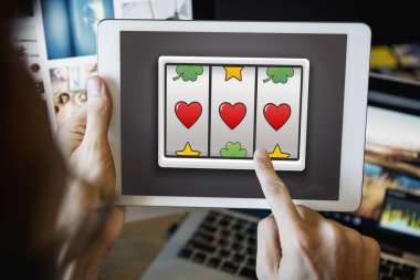 Dijital tablet kullanan adam  